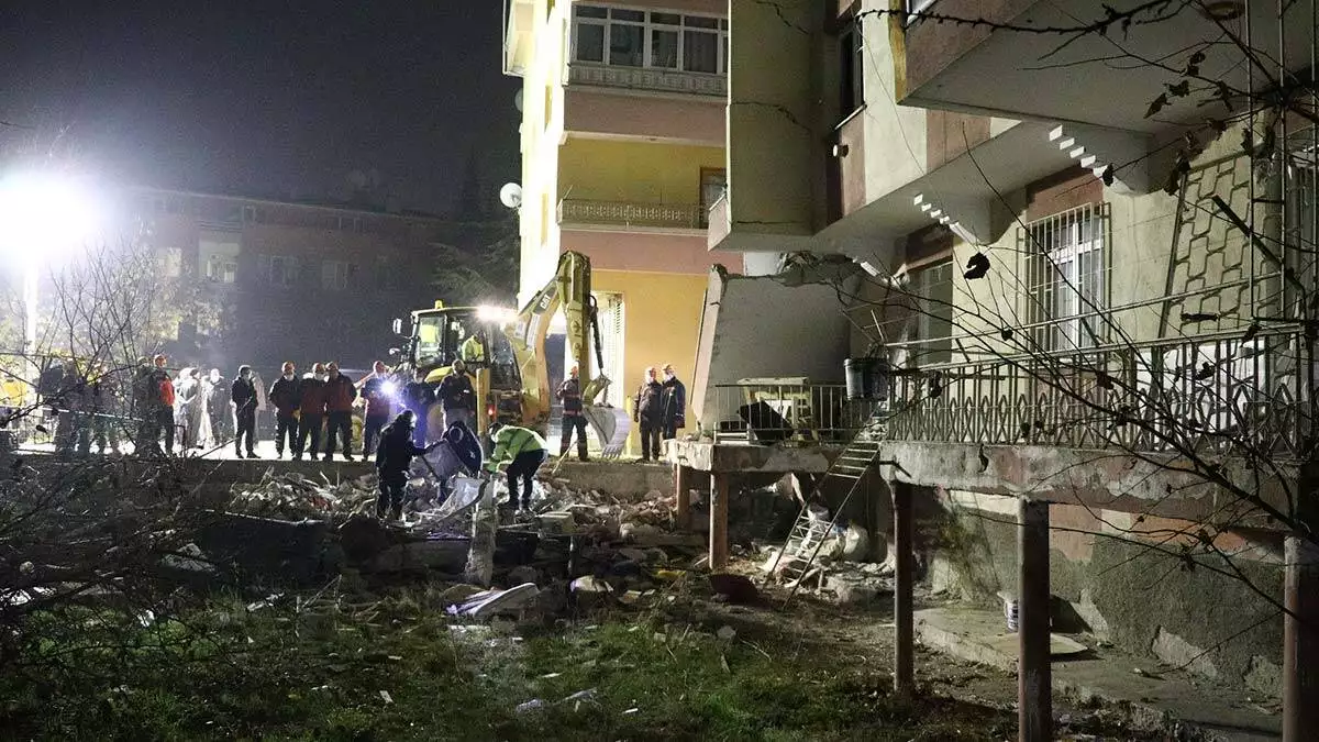 Ankara'da 3 katlı binada patlama: 2 ölü 4 yaralı
