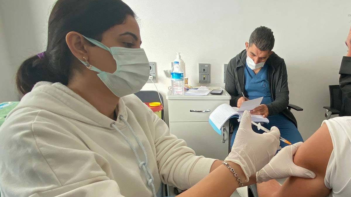 Sabah saatlerinde Ankara Şehir Hastanesi’ne gelenlere hatırlatma dozu aşısı uygulandı.