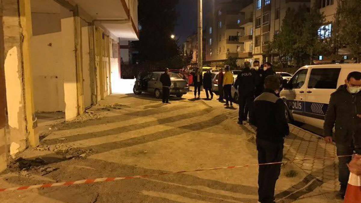 Emniyet ve inceleme ekipleri, yaptıkları ilk çalışmanın ardından tedbir amaçlı apartmanı tahliye etti.