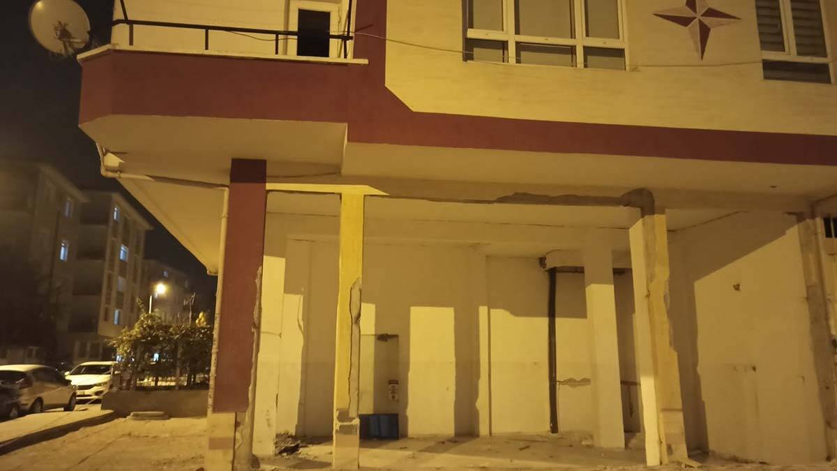 Ankara'da kolonları çatlayan apartman tahliye edildi