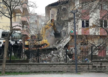 Ankara'da patlamada çöken bina yıkılıyor