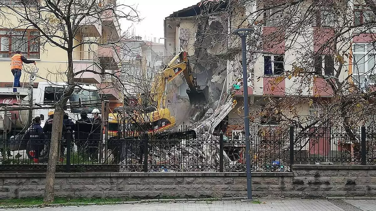 Ankara'da patlamada çöken bina yıkılıyor