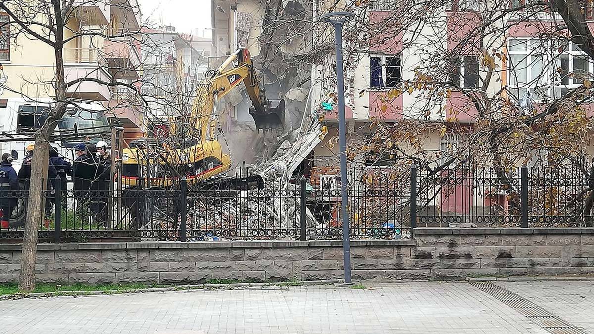 Enkazda üst kısmı parçalanmış mutfak tüpünün patlamaya sebep olduğu belirlendi.