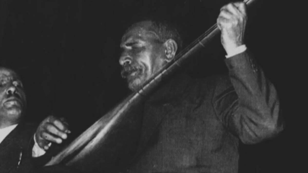 Aşık Veysel - Sabırla acısını saz tellerinden çıkartıyordu.