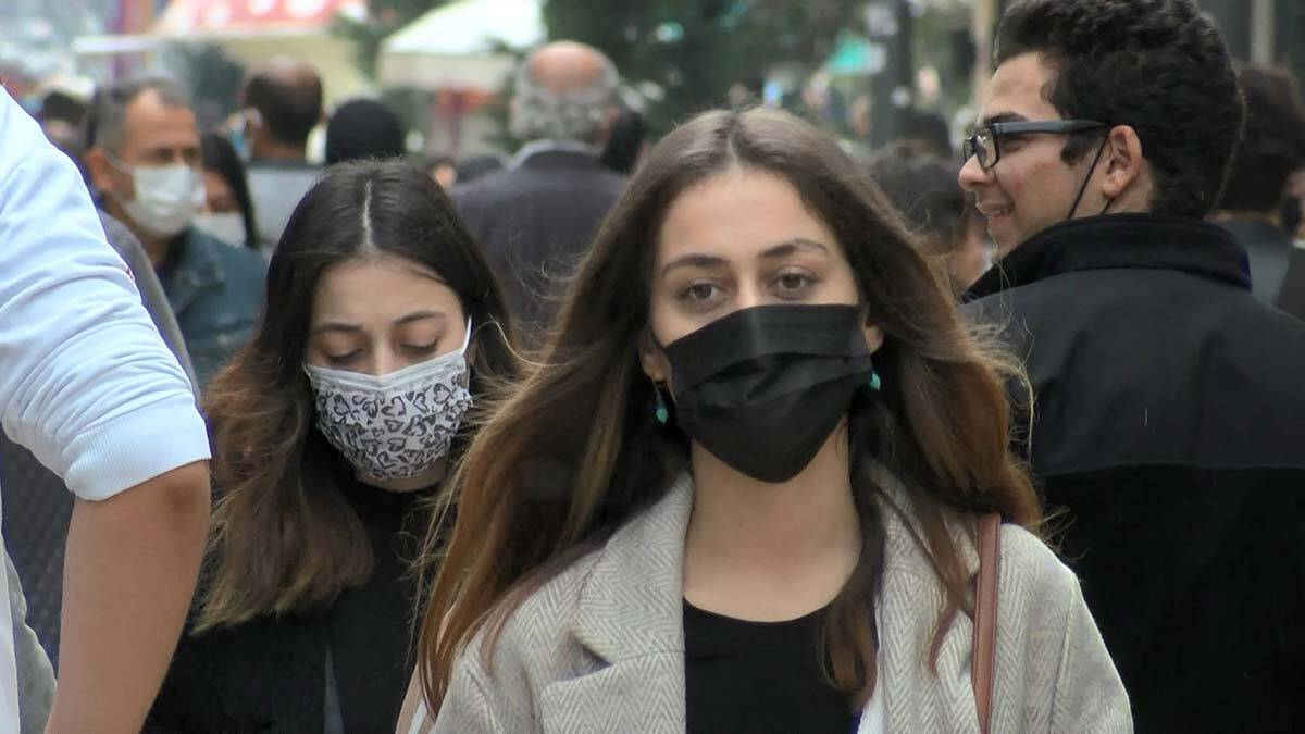 "Aşılılar da hastalık belirtisiz bulaşıyor"