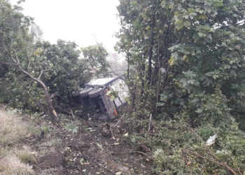 Asit yüklü tanker devrildi: Sürücü yaralı