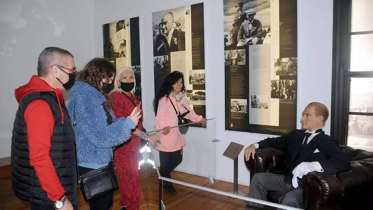 Anma töreni öncesi atatürk evi müzesi'ni ziyaret edenler, duygusal anlar yaşadı