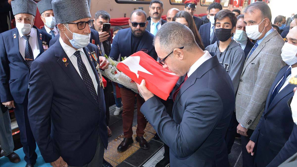 Kaymakam Koç, trenden inen gazilerin kendisine takdim ettiği Türk bayrağını gençlere emanet etti