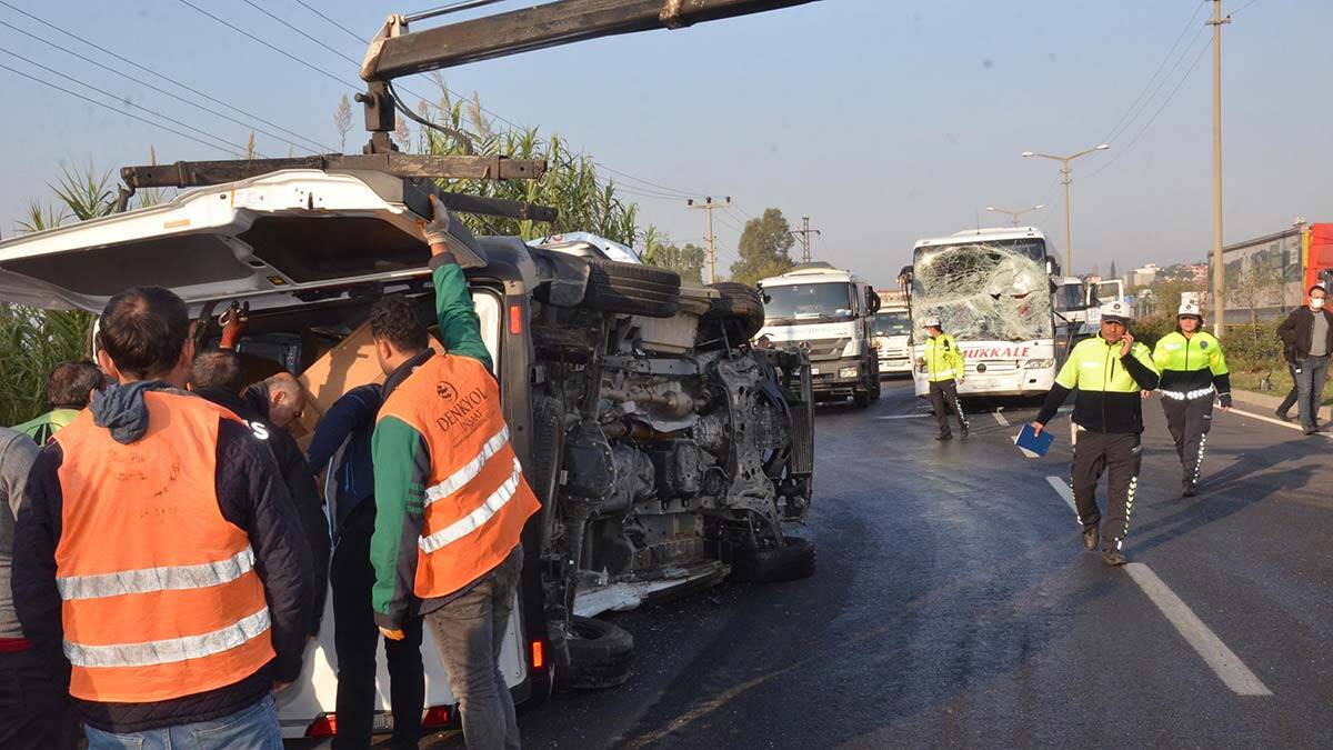  Aynı istikamete giden Ersan Çetin idaresindeki 09 T 2105 plakalı minibüs, midibüse çarpıp, savruldu 
