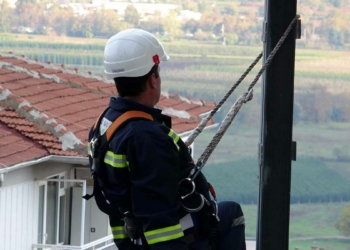 Aydınlatma direğinde Ata'ya saygı duruşu
