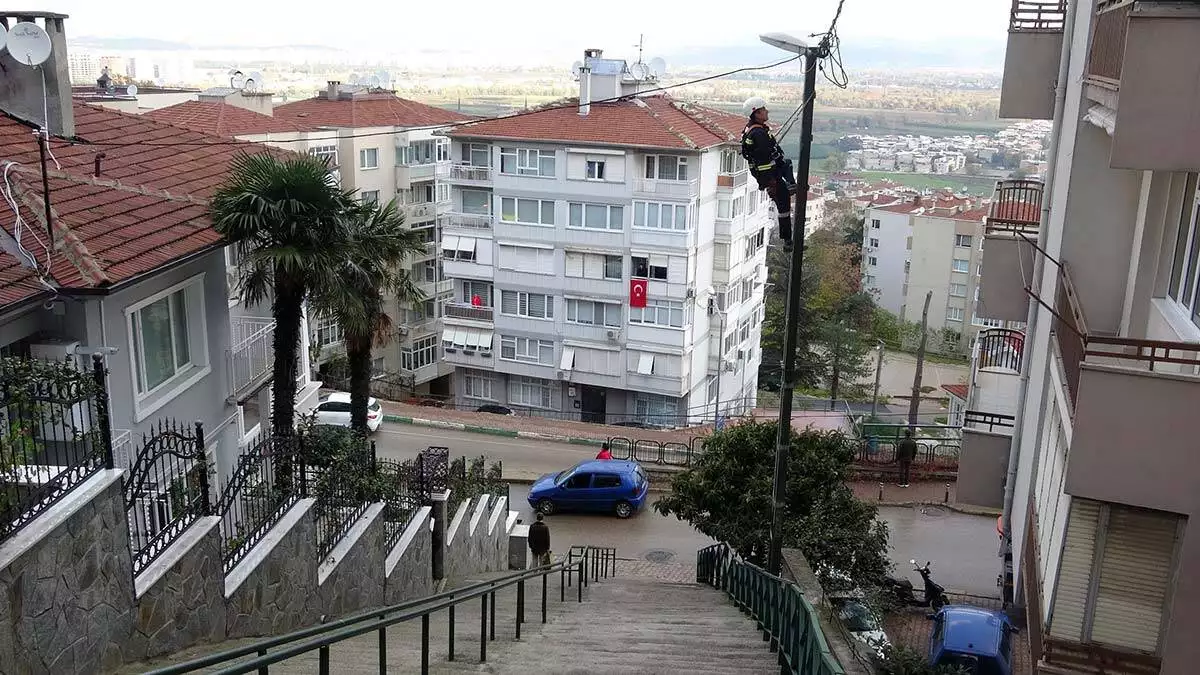 Aydınlatma direğinde çalışan elektrik işçisi de emniyet kemerine bağlı haldeyken saygı duruşunda bulundu