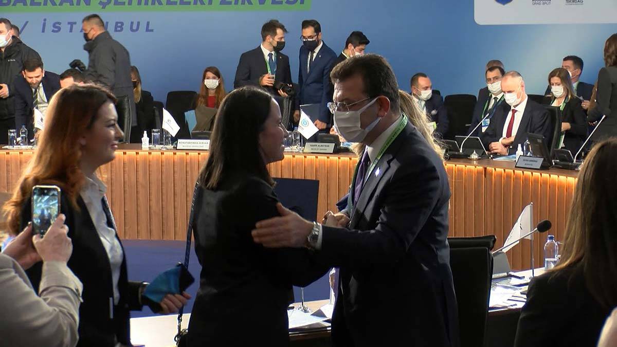 Zirvede konuşan Atina Belediye Başkanı Başkanı Kostas Bakoyannis ise Avrupa ülkelerine seslenerek barış ve demokrasi çağrısında bulundu.