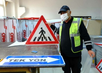 Büyükşehir, trafik levhalarını onarıyor