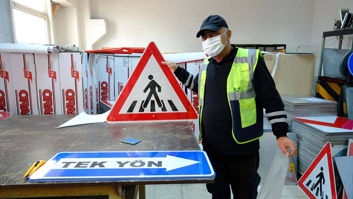 Büyükşehir, trafik levhalarını onarıyor