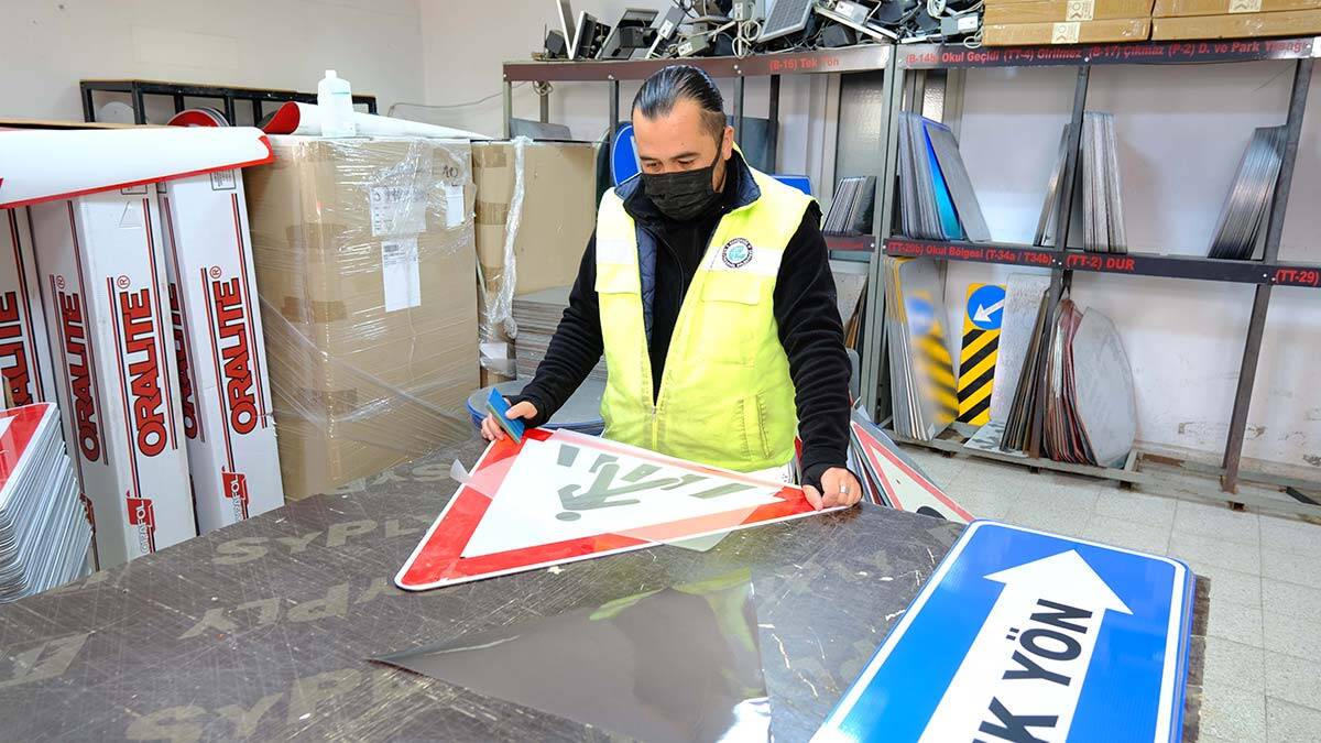 Büyükşehir, trafik levhalarını onarıyor
