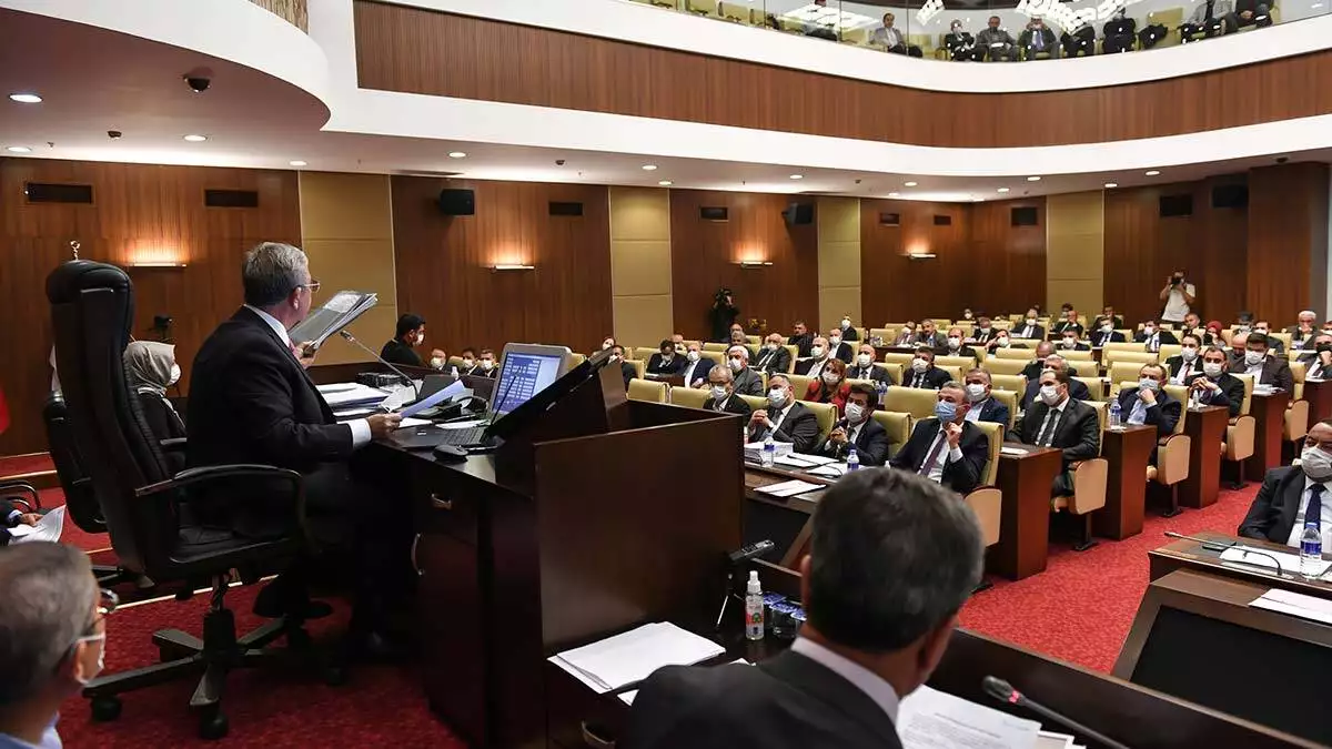 Mansur yavaş, "yemedi yedirmedi, çalmadı çaldırmadı, desinler bana yeter. Sokağa çıktığım zaman başım dik gezmek istiyorum" dedi.