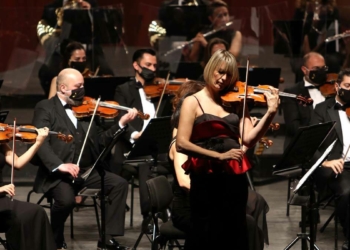 Keman sanatçısı Bahar Biricik büyüledi