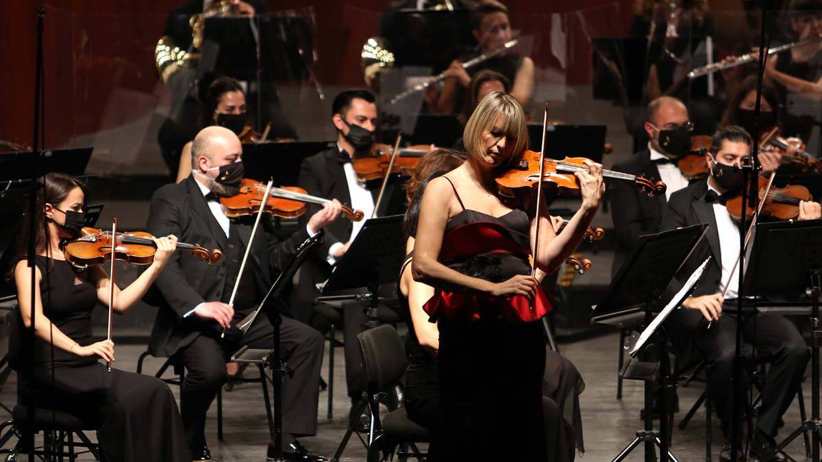 Keman sanatçısı Bahar Biricik büyüledi