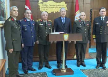 Bakan Akar Ege Ordusu Komutanlığı'nı inceledi