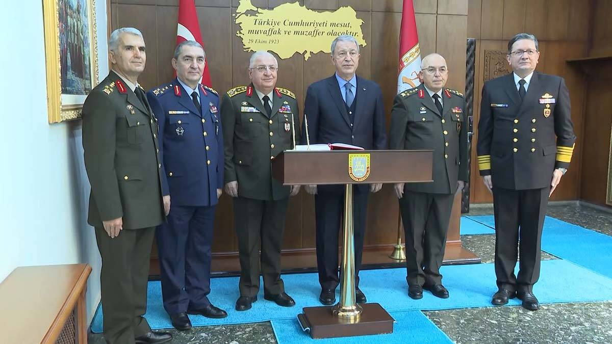 Bakan Akar Ege Ordusu Komutanlığı'nı inceledi