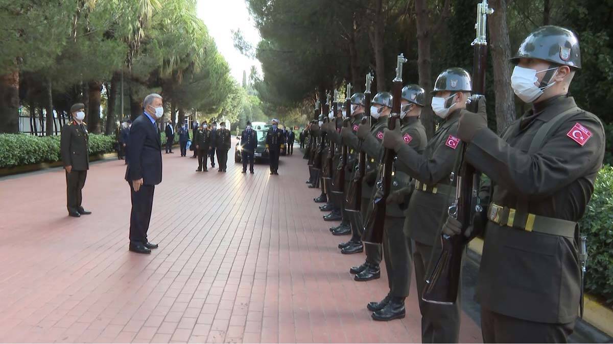 Bakan Akar, bölgedeki birliklerde inceleme ve denetlemelerde bulundu