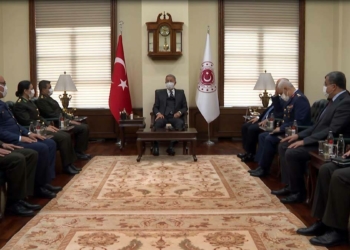 Bakan Akar, askeri öğretmenlerle bir araya geldi