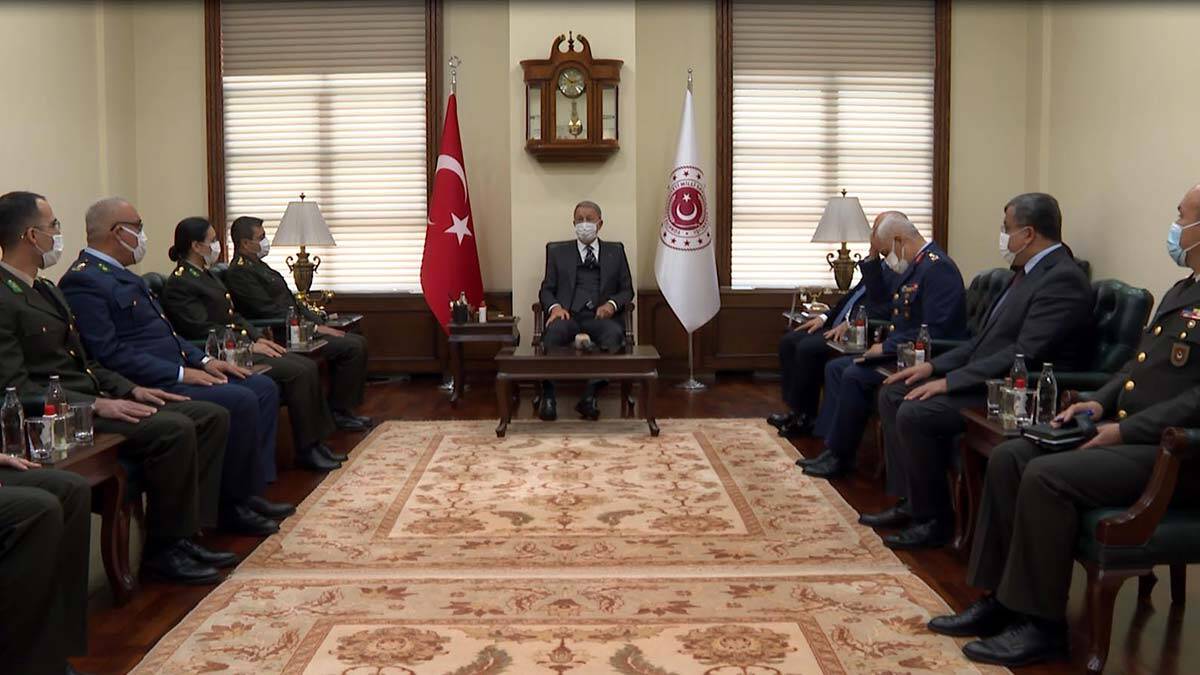 Bakan Akar, askeri öğretmenlerle bir araya geldi