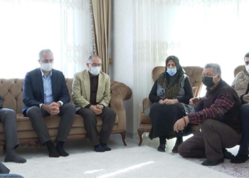 Bakan Gül öldürülen kadının ailesini ziyaret etti