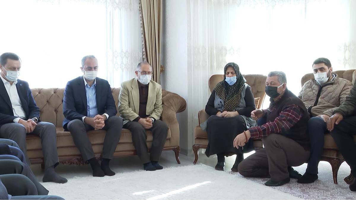 Bakan Gül öldürülen kadının ailesini ziyaret etti