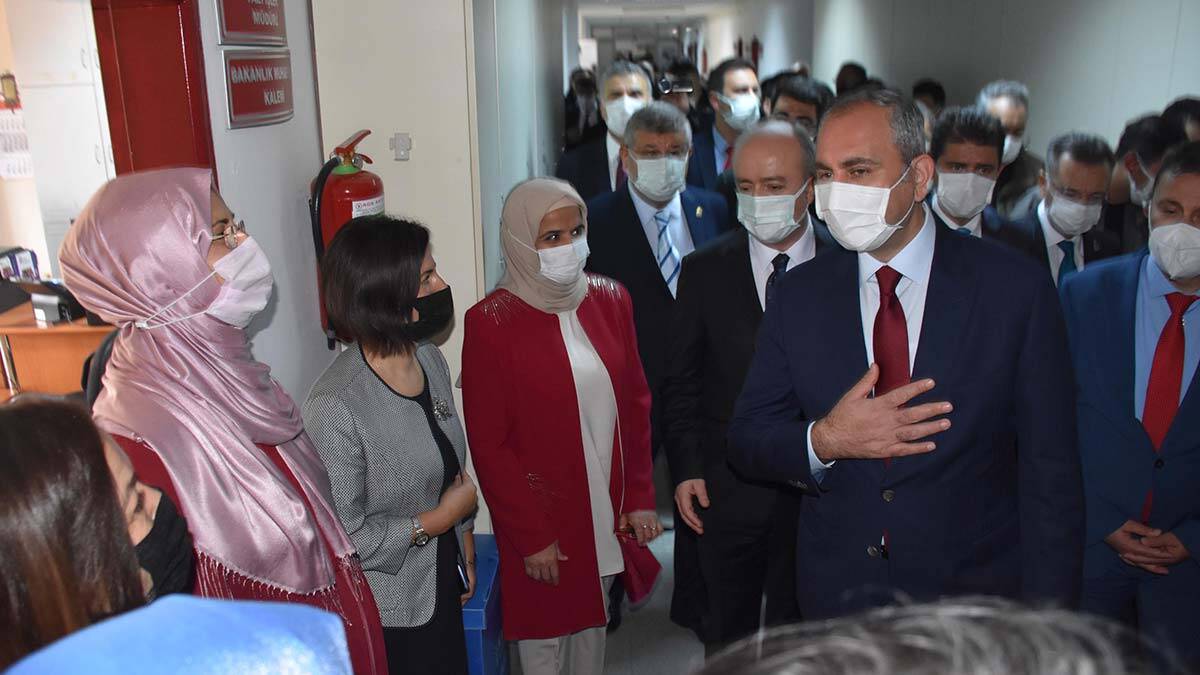 " Hukuk devleti ilkesini insan hak ve özgürlüklerini geliştirerek güçlendirebiliriz."