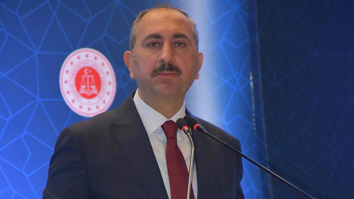 " Yargıya yapılacak en büyük iyilik tribün tezahüratının bir parçası olmaktan kaçınmaktır. "