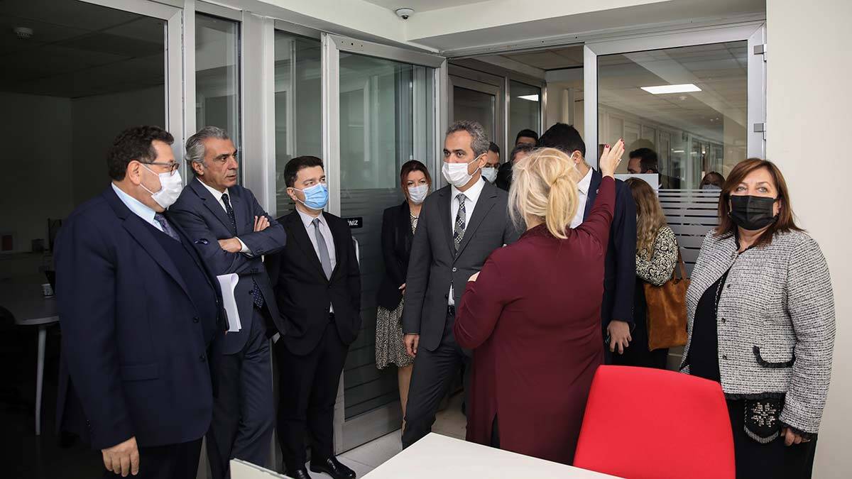 Ziyarette, Bakan Özer'e doğum gününe ait Hürriyet Gazetesi hediye edildi