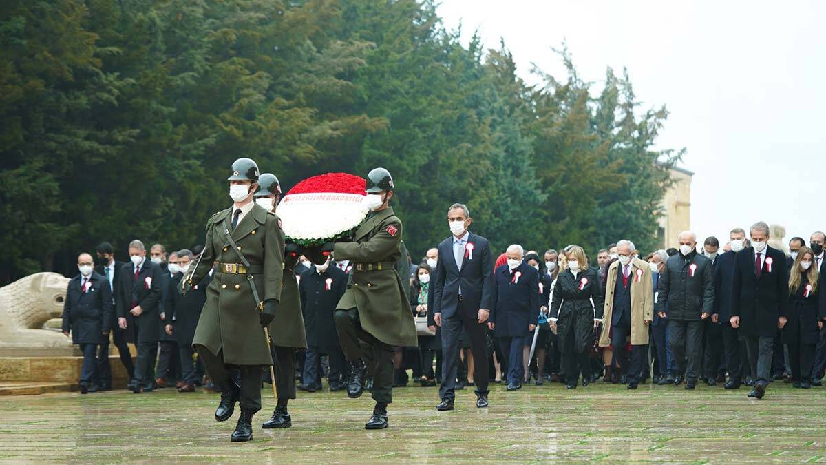 Bakan Özer öğretmenlerle Anıtkabir'i ziyaret etti