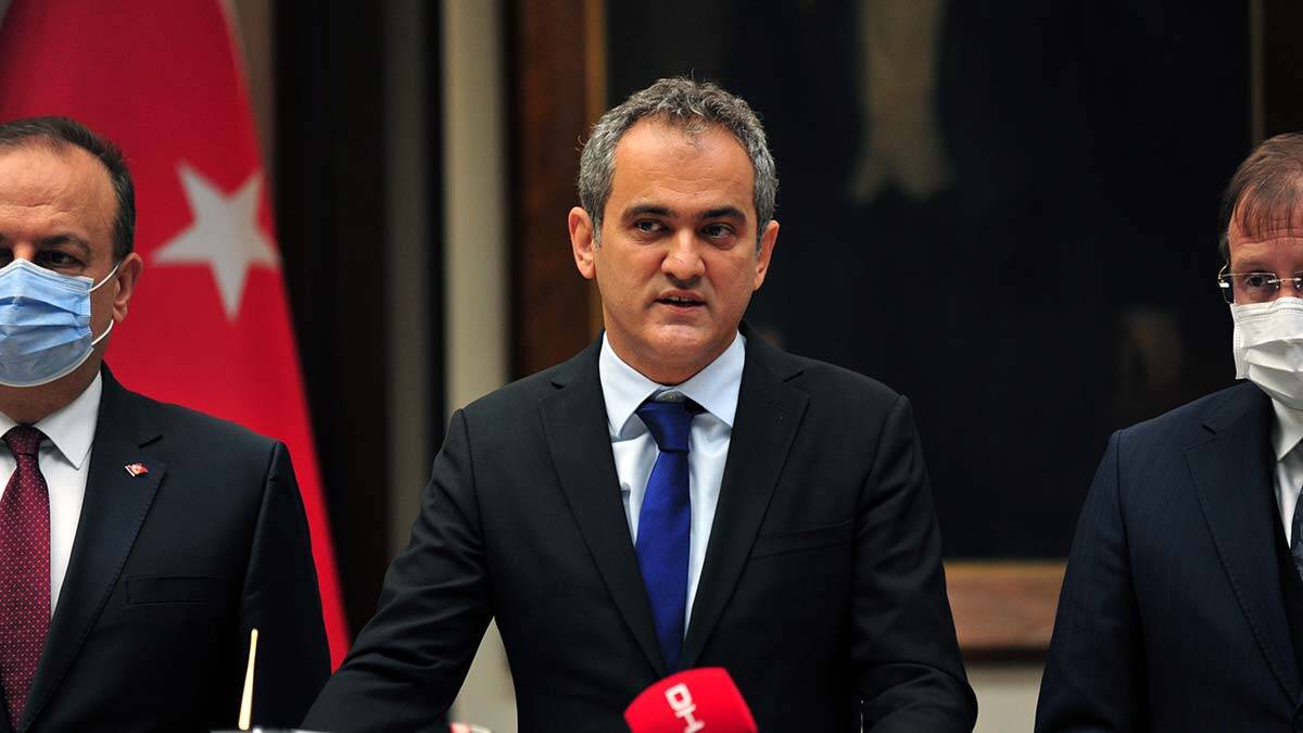 Bakan Özer, birinci dönem ara tatilinde de öğretmenlerin idari izinli olacağının müjdesini verdi.