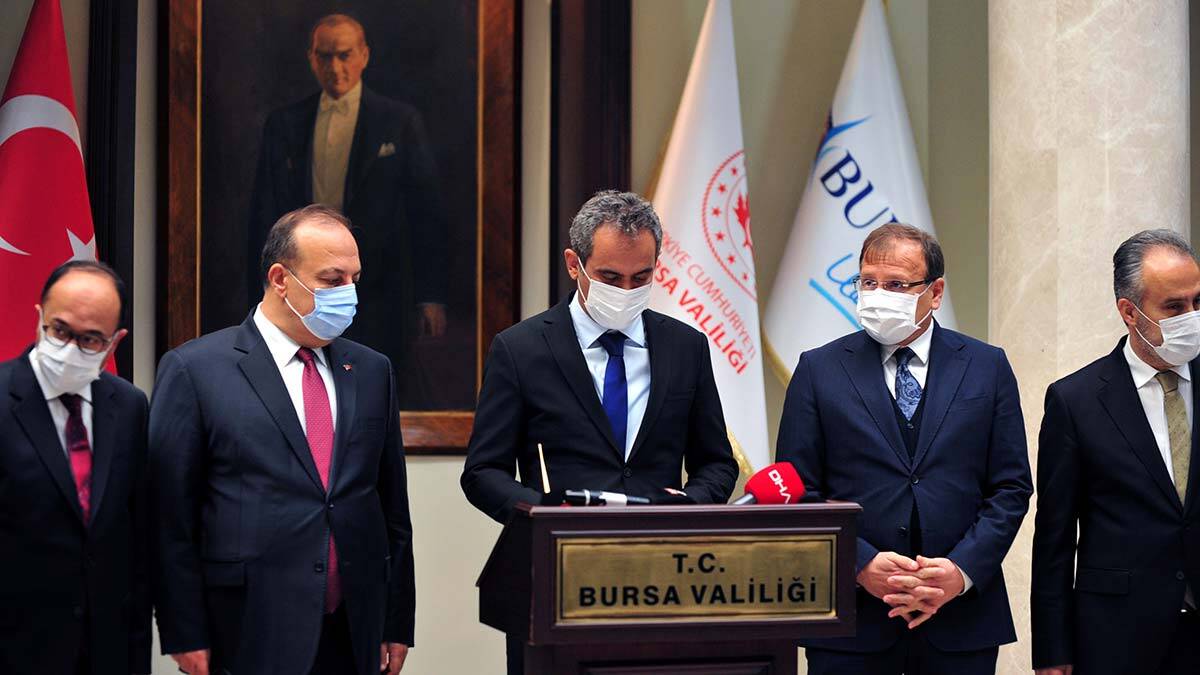 "Ara tatillerde öğretmenlerimizin mesleki gelişim eğitimleri var. Bu 15-19 Kasım tarihleri arasında öğretmenlerimize mesleki gelişim eğitimini uzaktan eğitim şeklinde vereceğiz"