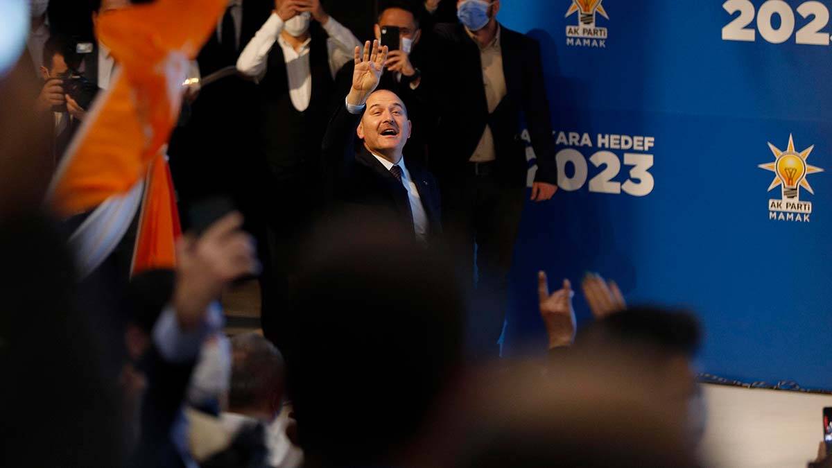 " 15 Temmuz’a tiyatro dediğin için, şehitlerin ailelerinden helallik isteyeceksen, FETÖ’ye sırt çevireceksin. Çevirebilecek misin ?"