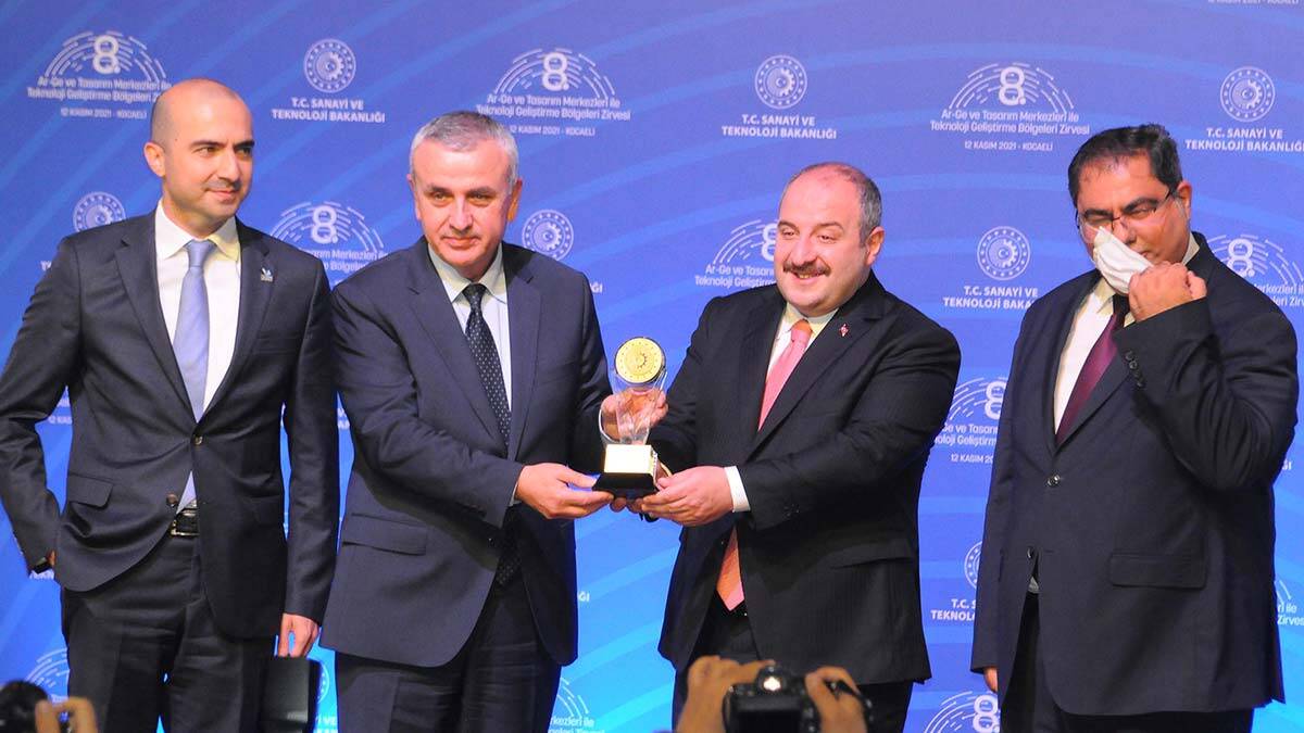 "Ülkemizde devasa araştırma laboratuvarları diyebileceğimiz çok daha fazla teknoloji geliştirme bölgelerine sahibiz "