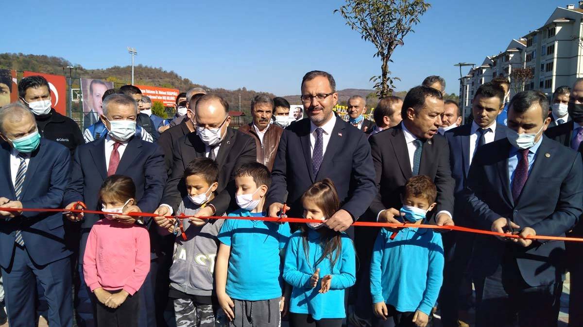 " Birbirinden değerli gençlerimizin spora yönelerek, onların bu anlamdaki yeteneklerinin desteklenmesi yine bizim vazifemiz "