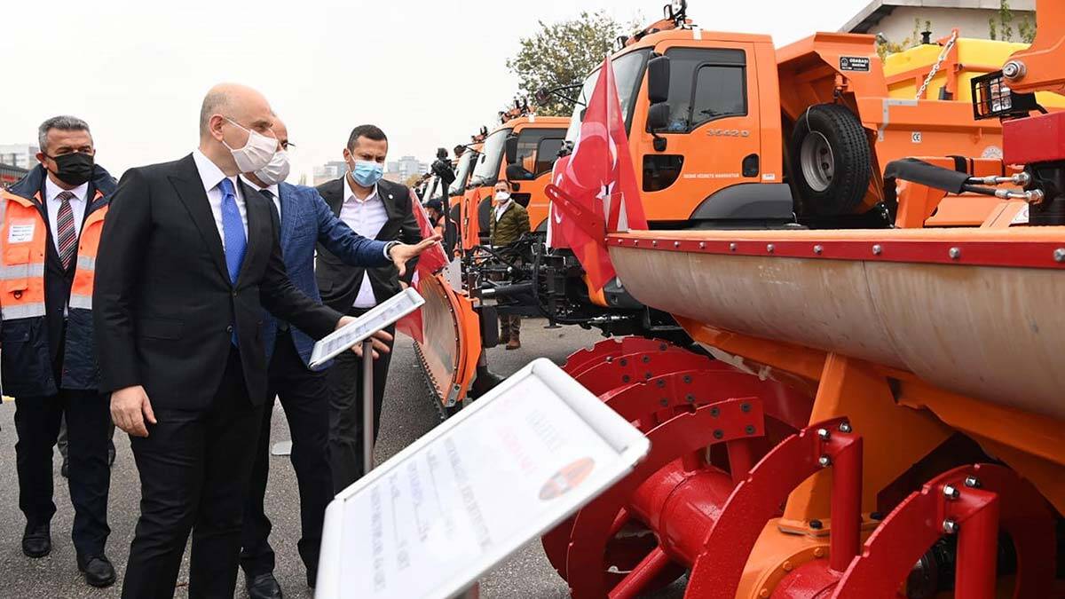 " Yollarda tipi ve esinti nedeniyle trafik akışının güçleştiği veya kapandığı kesimlere 822 kilometre kar siperi yapıldı "