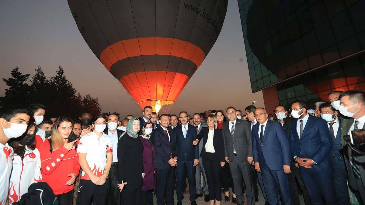 " Nevşehir merkezde 2 bin 500 kişilik bir spor salonu yapacağız. "