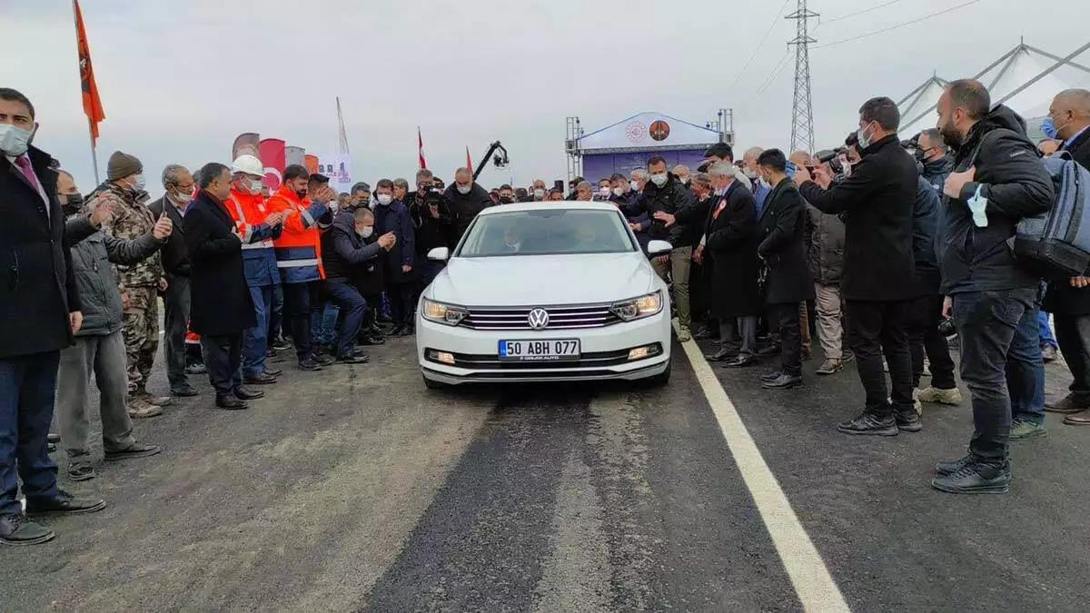 Karaismailoğlu, açtığı köprüden ilk olarak kendi kullandığı otomobille geçti