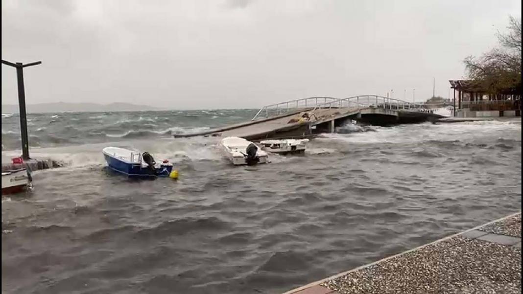 Balıkesir'de sahildeki restoranları su bastı
