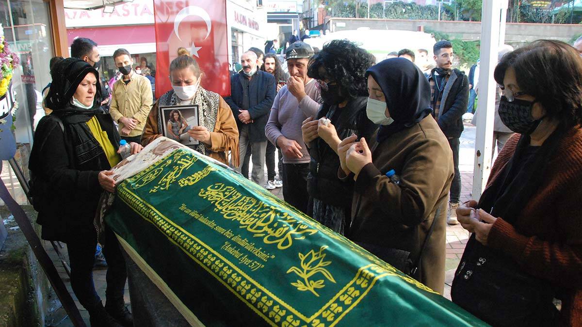 Barış Akarsu'nun annesi oğlunun yanına defnedildi