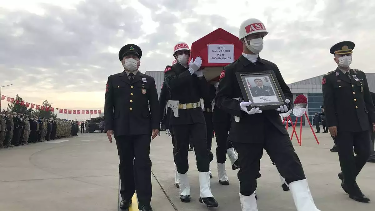 Şehit binbaşı yıldırım'ın cenazesi sabah saatlerinde mehmet akif i̇nan eğitim ve araştırma hastanesi morgundan alınarak konvoy eşliğinde tören için şanlıurfa gap havalimanı'na getirildi