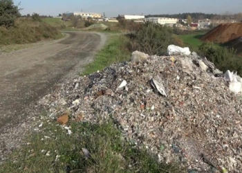 Boş araziye dökülen hafriyat yolu kapatma noktasına gelince Başakşehir'de mahalle sakinleri tepki gösterdi