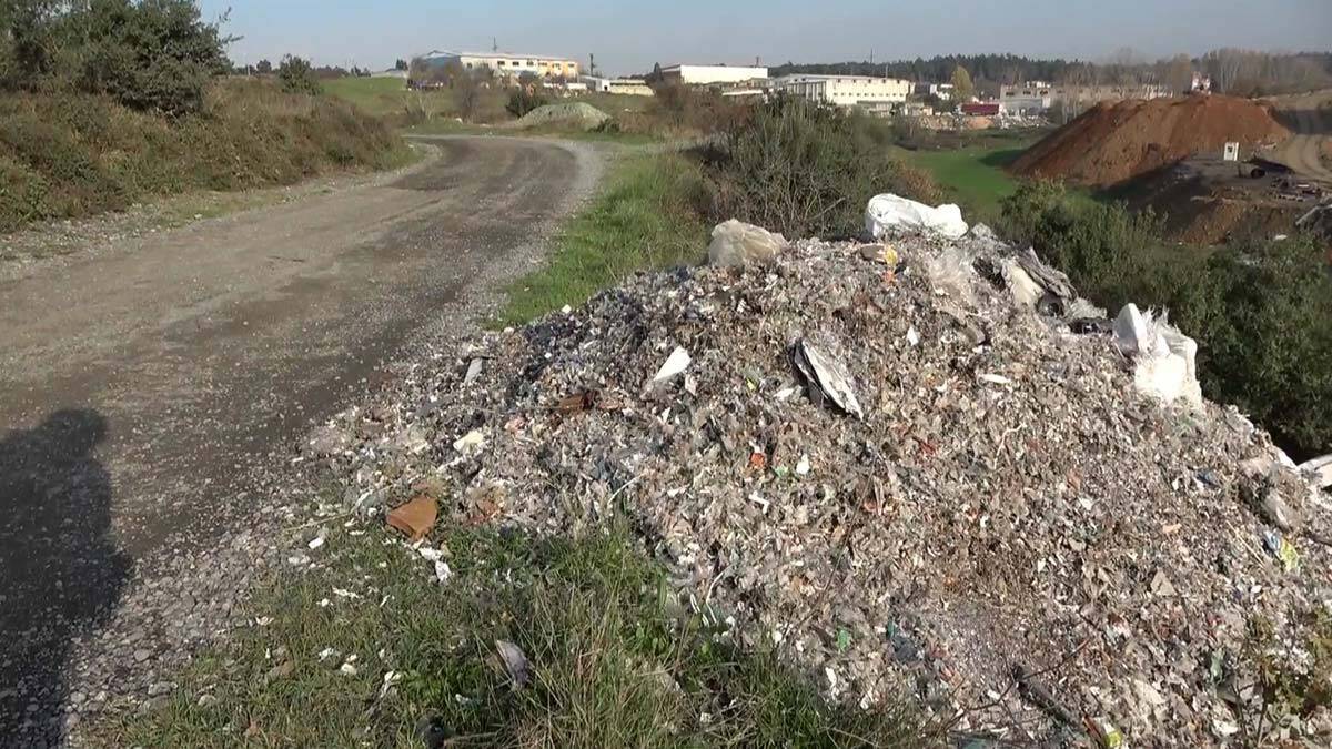 Boş araziye dökülen hafriyat yolu kapatma noktasına gelince Başakşehir'de mahalle sakinleri tepki gösterdi