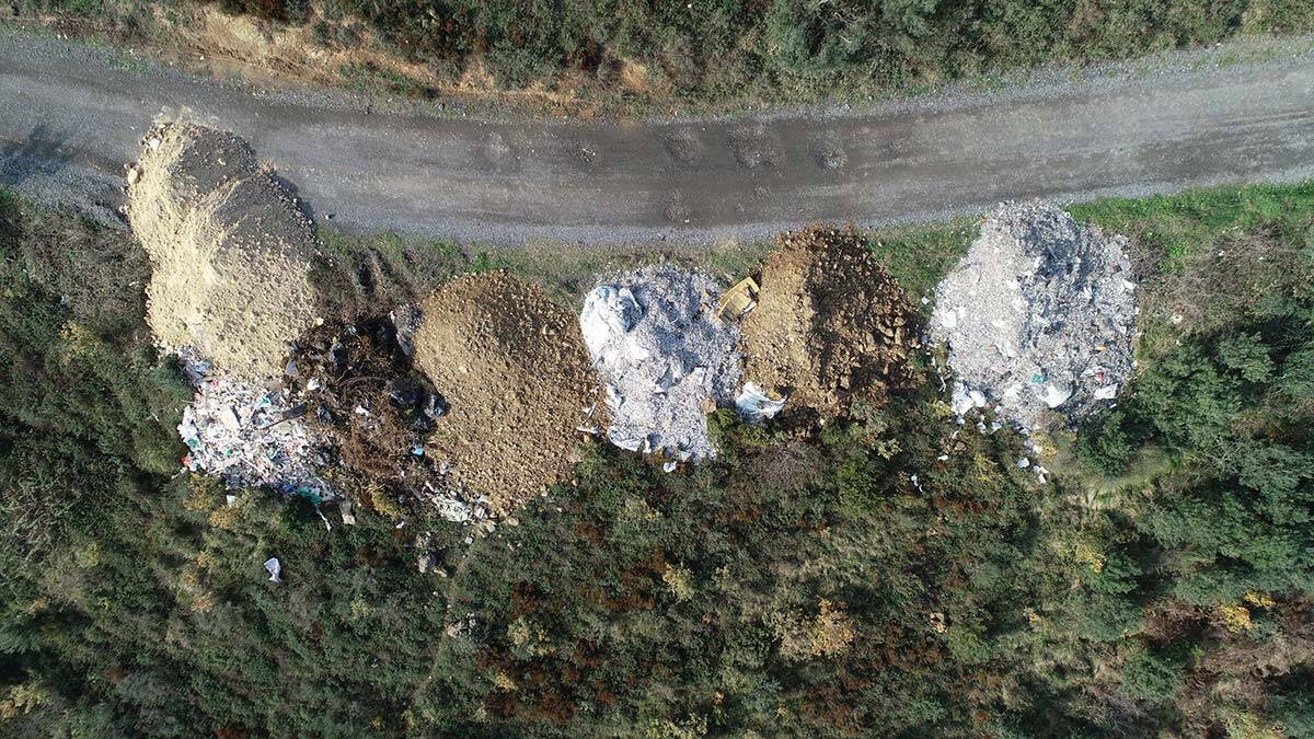   15 yerleşkenin bulunduğu noktaya giden tek patika yol, kaçak hafriyat dökümü nedeniyle kapanma noktasına gelirken, bırakılan atıklar drone ile havadan görüntülendi 