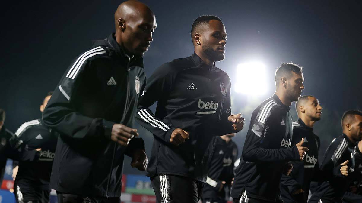 Antrenmanda futbolcular, koşu ve stretching çalışması yaparak idmanı tamamladı.