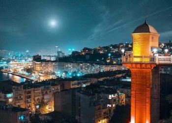 Binalar lösemili çocuklar için aydınlatıldı
