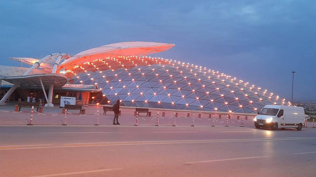 1 Kasım itibarıyla yakmaya başlayan binalar sosyal medya hesaplarından ‘#lösemili1çocuğunhayali’ ve ‘#lösev1998’ etiketleriyle haftaya destek veriyorlar. 